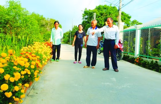 Trồng hoa tạo cảnh quan ven đường ở tỉnh Tiền Giang. Ảnh: NGỌC PHÚC