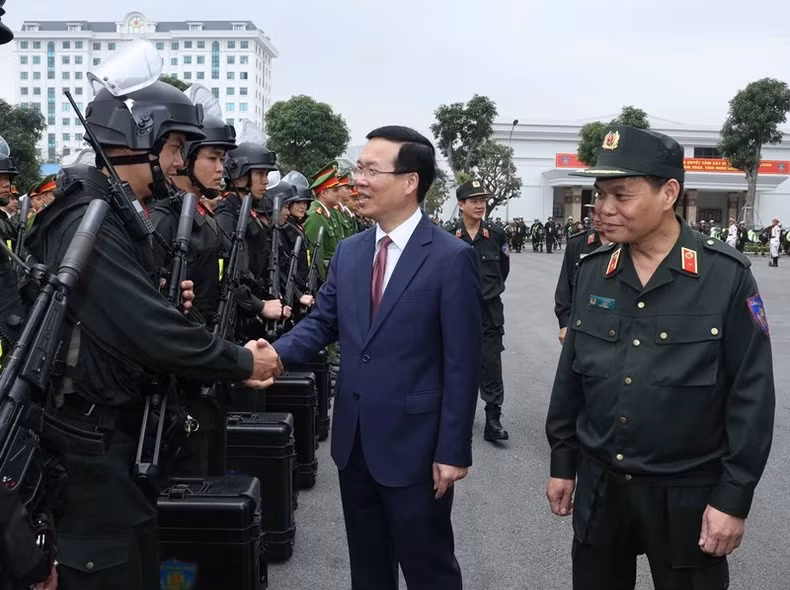 Chủ tịch nước Võ Văn Thưởng thăm hỏi, động viên các chiến sĩ Cảnh sát cơ động. Ảnh: Thống Nhất/TTXVN