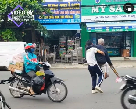 Việc Triển bế giúp cụ ông qua đường đã được nhiều người khen ngợi- CẮT TỪ CLIP