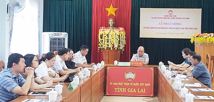 Quang cảnh lễ phát động ủng hộ làm nhà "Đại đoàn kết" cho hộ nghèo của tỉnh Điện Biên tại điểm cầu tỉnh Gia Lai. Ảnh: Ngọc Anh