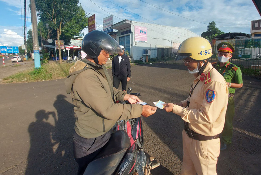 Cán bộ Đội Cảnh sát Giao thông-Trật tự (Công an TP. Pleiku) kiểm tra người điều khiển phương tiện lưu thông trên đường Lê Duẩn. Ảnh: T.D Cán bộ Đội Cảnh sát Giao thông-Trật tự (Công an TP. Pleiku) kiểm tra người điều khiển phương tiện lưu thông trên đường Lê Duẩn. Ảnh: T.D