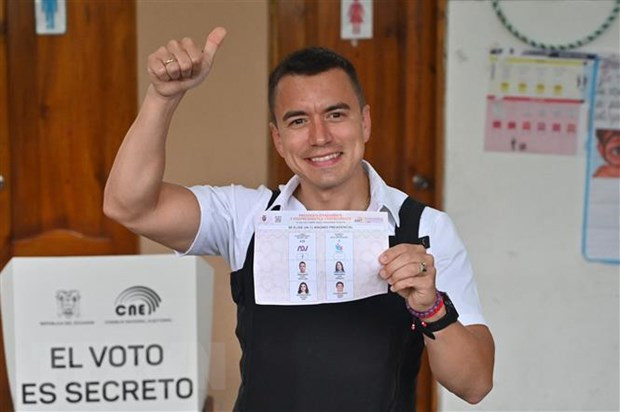 Ông Daniel Noboa bỏ phiếu trong cuộc bầu cử Tổng thống vòng 2 tại tỉnh Santa Elena. (Ảnh: AFP/TTXVN) Ông Daniel Noboa bỏ phiếu trong cuộc bầu cử Tổng thống vòng 2 tại tỉnh Santa Elena. (Ảnh: AFP/TTXVN)