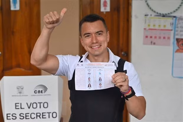 Ông Daniel Noboa bỏ phiếu trong cuộc bầu cử Tổng thống vòng 2 tại tỉnh Santa Elena. (Ảnh: AFP/TTXVN)