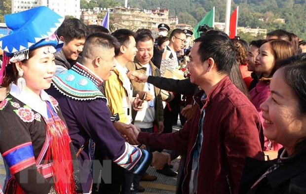 Gặp mặt giao lưu giữa cư dân biên giới trên cầu Hồ Kiều II sau gần 3 năm đóng cửa biên giới chống dịch COVID-19. (Ảnh: Quốc Khánh/TTXVN) Gặp mặt giao lưu giữa cư dân biên giới trên cầu Hồ Kiều II sau gần 3 năm đóng cửa biên giới chống dịch COVID-19. (Ảnh: Quốc Khánh/TTXVN)
