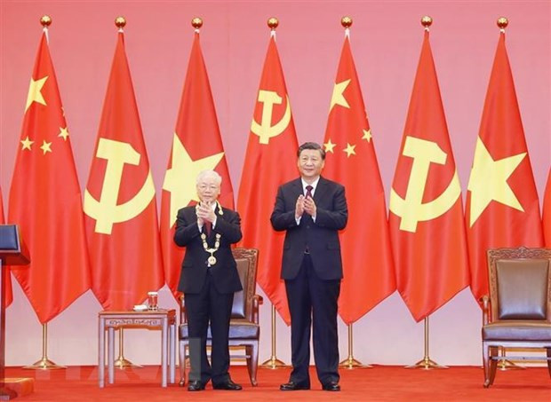 Tổng Bí thư, Chủ tịch Trung Quốc Tập Cận Bình chủ trì Lễ trao Huân chương Hữu nghị của nước Cộng hòa Nhân dân Trung Hoa tặng Tổng Bí thư Nguyễn Phú Trọng tối 31/10/2022, tại Đại Lễ đường Nhân dân ở Thủ đô Bắc Kinh. (Ảnh: Trí Dũng/TTXVN) Tổng Bí thư, Chủ tịch Trung Quốc Tập Cận Bình chủ trì Lễ trao Huân chương Hữu nghị của nước Cộng hòa Nhân dân Trung Hoa tặng Tổng Bí thư Nguyễn Phú Trọng tối 31/10/2022, tại Đại Lễ đường Nhân dân ở Thủ đô Bắc Kinh. (Ảnh: Trí Dũng/TTXVN)