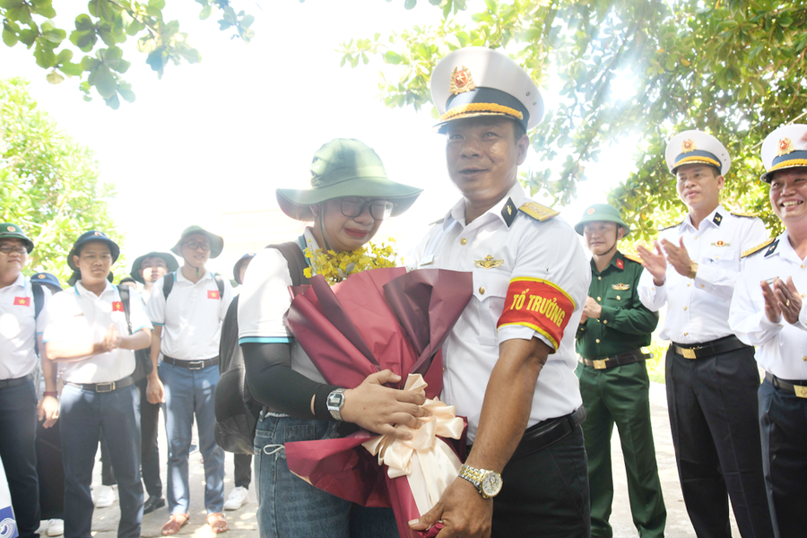 Cuộc gặp đầy xúc động của Linh và bố tại Trường Sa. Ảnh: NỮ VƯƠNG