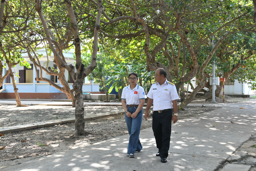 Ông Đức Anh dẫn con gái đi thăm đơn vị công tác của mình tại Trường Sa. Ảnh: NỮ VƯƠNG