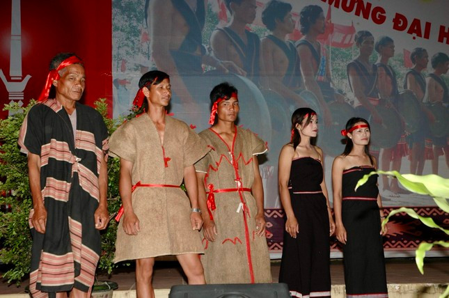 Trình diễn trang phục vỏ cây.