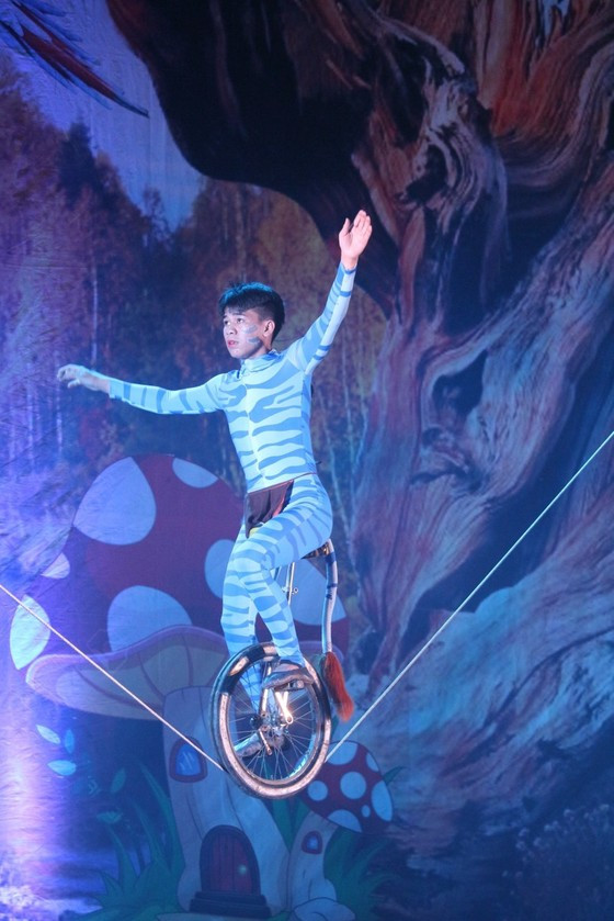 Tiết mục đi dây thép chùng trong hoạt cảnh Avatar. Ảnh: TUẤN GIANG