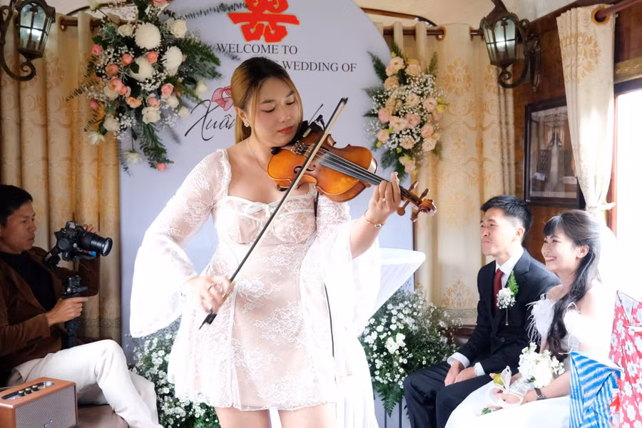 Màn biểu diễn violin ấn tượng trên chuyến tàu cổ