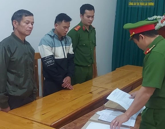 Đọc lệnh khởi tố bắt tạm giam Hà Văn Suôi (đứng giữa bên trái) Đọc lệnh khởi tố bắt tạm giam Hà Văn Suôi (đứng giữa bên trái)