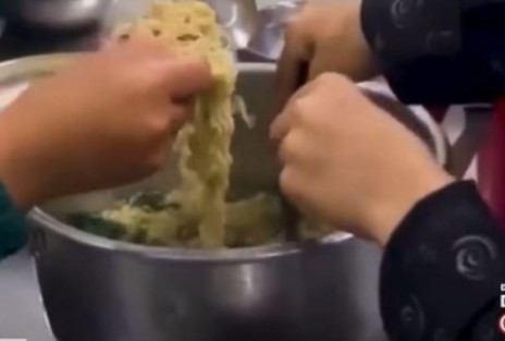 Hình ảnh các em học sinh ăn cơm chan với mì tôm gây xôn xao dư luận. Ảnh: Cắt từ clip của VTV Hình ảnh các em học sinh ăn cơm chan với mì tôm gây xôn xao dư luận. Ảnh: Cắt từ clip của VTV