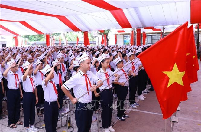Học sinh Trường THCS Ngô Quyền (Hà Nội) thực hiện nghi thức chào cờ tại Lễ khai giảng năm học 2023 - 2024. Ảnh: Văn Điệp/TTXVN Học sinh Trường THCS Ngô Quyền (Hà Nội) thực hiện nghi thức chào cờ tại Lễ khai giảng năm học 2023 - 2024. Ảnh: Văn Điệp/TTXVN
