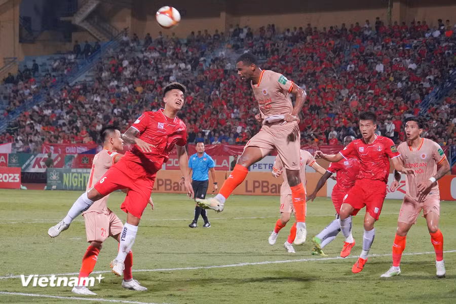 'Cựu vương' Công an Hà Nội (áo cam) sẽ có chuyến làm khách được dự báo đầy khó khăn đến sân của chủ nhà Hải Phòng ở vòng 1 V-League 2024-2025. (Ảnh: Việt Anh/Vietnam+)