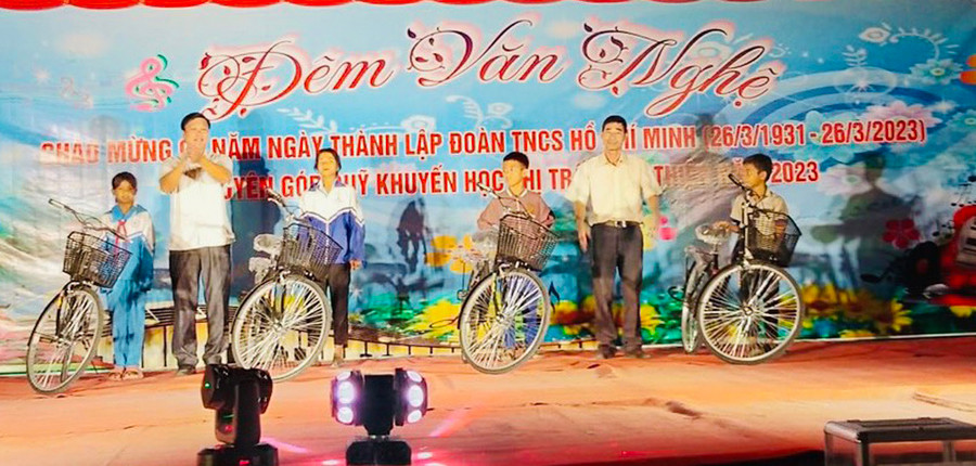 Lãnh đạo Đảng ủy, UBND thị trấn Phú Thiện tặng xe đạp cho học sinh có hoàn cảnh khó khăn tại đêm văn nghệ gây quỹ năm 2023. Ảnh: Vũ Chi Lãnh đạo Đảng ủy, UBND thị trấn Phú Thiện tặng xe đạp cho học sinh có hoàn cảnh khó khăn tại đêm văn nghệ gây quỹ năm 2023. Ảnh: Vũ Chi