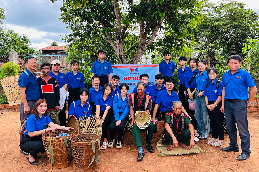 Học sinh các trường THPT trên địa bàn huyện Chư Sê tìm hiểu cách đan lát ở làng Phăm Klăh, xã Bar Măih. Ảnh: M.N Học sinh các trường THPT trên địa bàn huyện Chư Sê tìm hiểu cách đan lát ở làng Phăm Klăh, xã Bar Măih. Ảnh: M.N