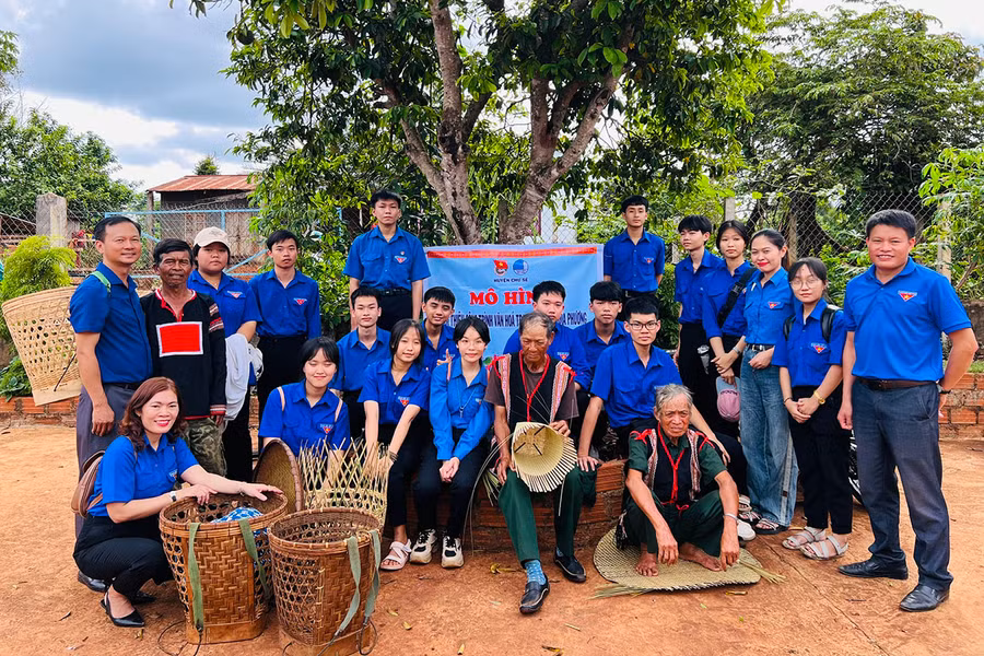 Học sinh các trường THPT trên địa bàn huyện Chư Sê tìm hiểu cách đan lát ở làng Phăm Klăh, xã Bar Măih. Ảnh: M.N Học sinh các trường THPT trên địa bàn huyện Chư Sê tìm hiểu cách đan lát ở làng Phăm Klăh, xã Bar Măih. Ảnh: M.N