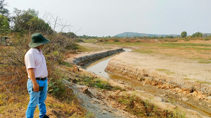 Hồ Tây (xã Bàu Cạn, huyện Chư Prông, Gia Lai) cạn khô. Ảnh: LK.
