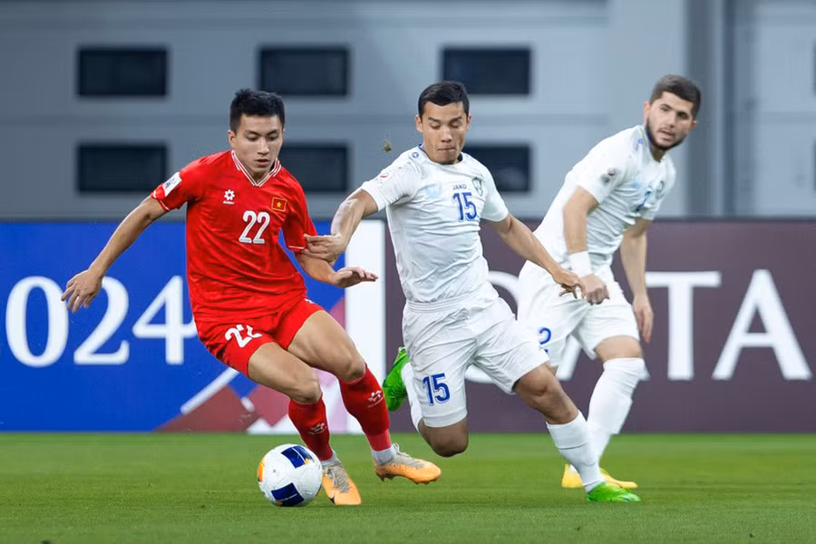 Nhận thất bại 0-3 trước U23 Uzbekistan (áo trắng) ở lượt trận cuối tại bảng D, U23 Việt Nam sẽ đối đầu với đối thủ U23 Iraq tại tứ kết Giải U23 châu Á 2024. (Ảnh: AFC)