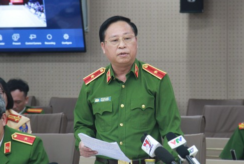 Thiếu tướng Tô Cao Lanh tại buổi họp báo Thiếu tướng Tô Cao Lanh tại buổi họp báo