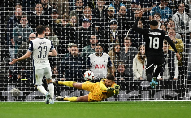 Thủ thành Guglielmo Vicario đối mặt với Juninho.