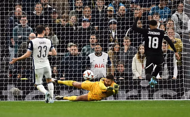 Thủ thành Guglielmo Vicario đối mặt với Juninho. Thủ thành Guglielmo Vicario đối mặt với Juninho.