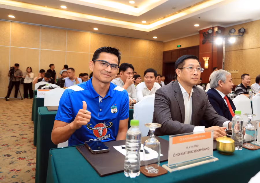 HLV Kiatisak sẽ giúp LPBank HAGL vô địch V-League? Ảnh: Ngọc Linh