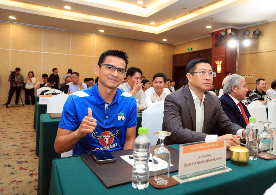 HLV Kiatisak sẽ giúp LPBank HAGL vô địch V-League? Ảnh: Ngọc Linh