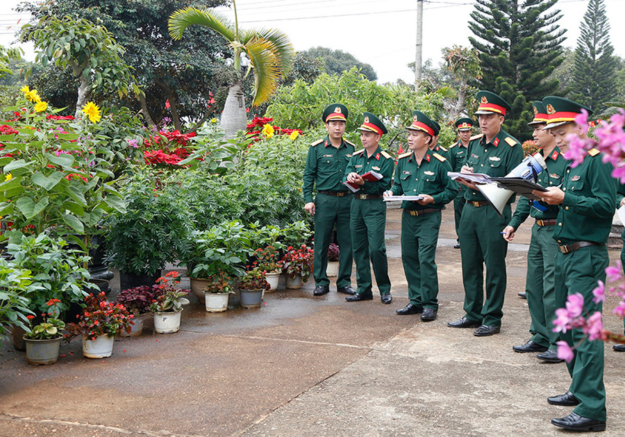 Lãnh đạo Lữ đoàn Tăng thiết giáp 273 đánh giá mô hình trồng hoa của các đơn vị trực thuộc. Ảnh: V.H Lãnh đạo Lữ đoàn Tăng thiết giáp 273 đánh giá mô hình trồng hoa của các đơn vị trực thuộc. Ảnh: V.H