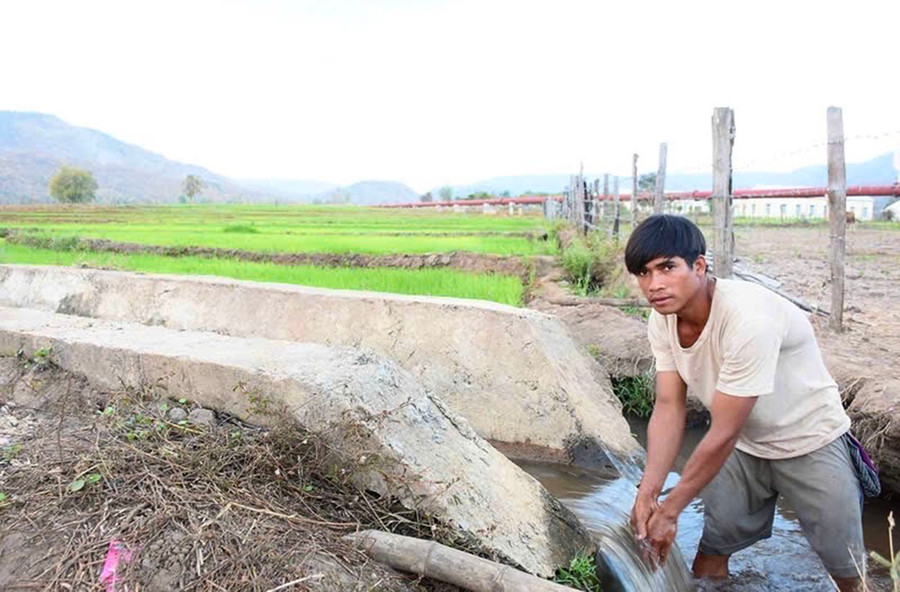 Từ nguồn vốn Chương trình mục tiêu quốc gia về xây dựng nông thôn mới, từ năm 2010 đến nay, các địa phương trong tỉnh đã kiên cố hóa được trên 436 km kênh mương. Ảnh: Hồng Thương Từ nguồn vốn Chương trình mục tiêu quốc gia về xây dựng nông thôn mới, từ năm 2010 đến nay, các địa phương trong tỉnh đã kiên cố hóa được trên 436 km kênh mương. Ảnh: Hồng Thương