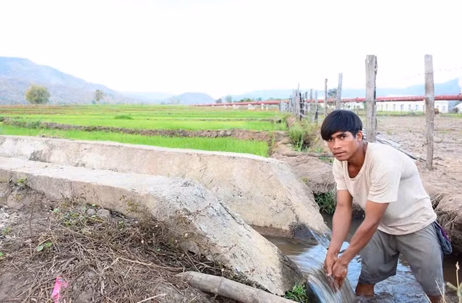 Từ nguồn vốn Chương trình mục tiêu quốc gia về xây dựng nông thôn mới, từ năm 2010 đến nay, các địa phương trong tỉnh đã kiên cố hóa được trên 436 km kênh mương. Ảnh: Hồng Thương