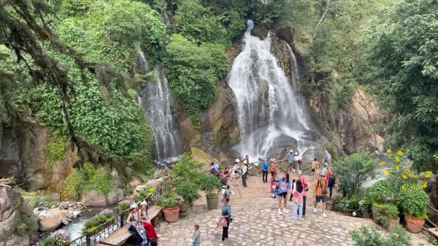 Dòng thác thơ mộng giữa bàn