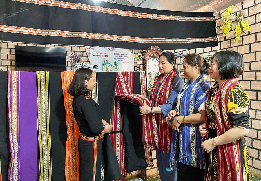 Chủ tịch Hội LHPN Việt Nam Hà Thị Nga (thứ 3 từ phải sang) đánh giá cao các sản phẩm từ nghề dệt truyền thống của phụ nữ làng Phung, xã Biển Hồ, TP. Pleiku. Ảnh: Minh Châu Chủ tịch Hội LHPN Việt Nam Hà Thị Nga (thứ 3 từ phải sang) đánh giá cao các sản phẩm từ nghề dệt truyền thống của phụ nữ làng Phung, xã Biển Hồ, TP. Pleiku. Ảnh: Minh Châu