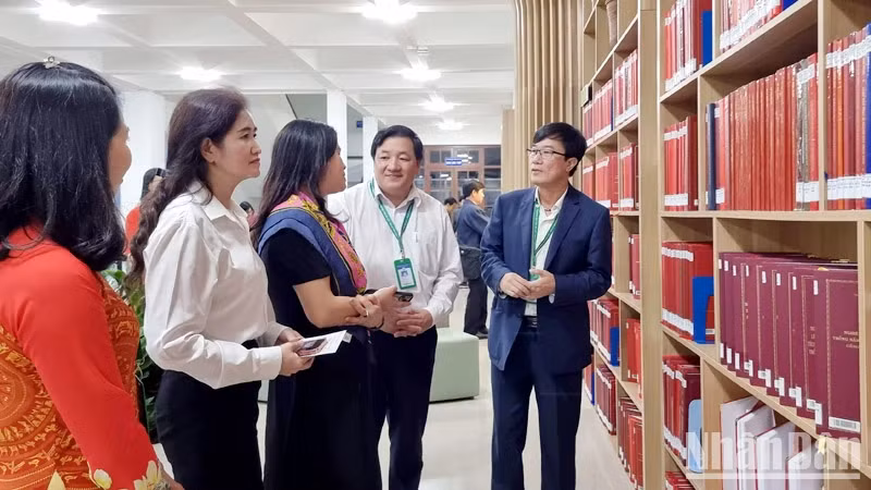 Hiệu trưởng Trường đại học Đà Lạt (bìa phải) giới thiệu với đại biểu về "Không gian tư liệu Tây Nguyên".