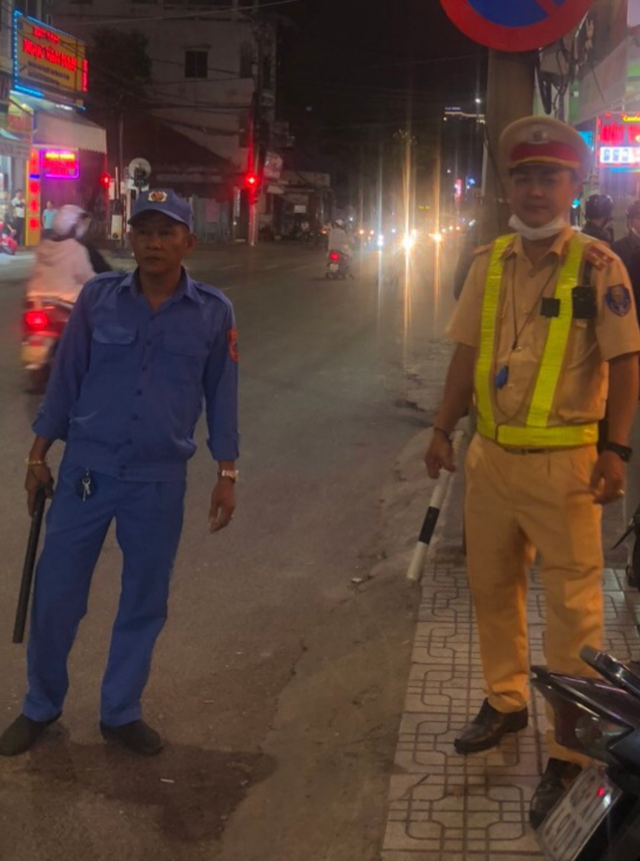 Phục thiện giang hồ: 'Đại ca' ra tù cảm hóa trẻ hư - Ảnh 2. Ông Lợi (trái) trên đường tuần tra với lực lượng công an
