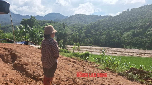 Chị Lục Thị Xim đứng nhìn về phía núi mong chờ một tia hy vọng có một phép màu. Mẹ và bố dượng cùng cháu của chị Xim bị đất vùi lấp. Hiện đã tìm thấy thi thể của bố dượng, còn mẹ chị Xim vẫn đang mất tích - Ảnh: Văn Duẩn Chị Lục Thị Xim đứng nhìn về phía núi mong chờ một tia hy vọng có một phép màu. Mẹ và bố dượng cùng cháu của chị Xim bị đất vùi lấp. Hiện đã tìm thấy thi thể của bố dượng, còn mẹ chị Xim vẫn đang mất tích - Ảnh: Văn Duẩn