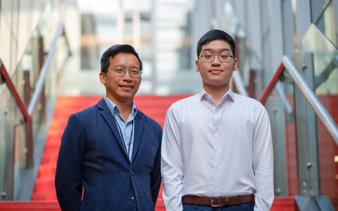 TS Đinh Ngọc Minh (trái) và Tân kỹ sư Tăng Quang An TS Đinh Ngọc Minh (trái) và Tân kỹ sư Tăng Quang An