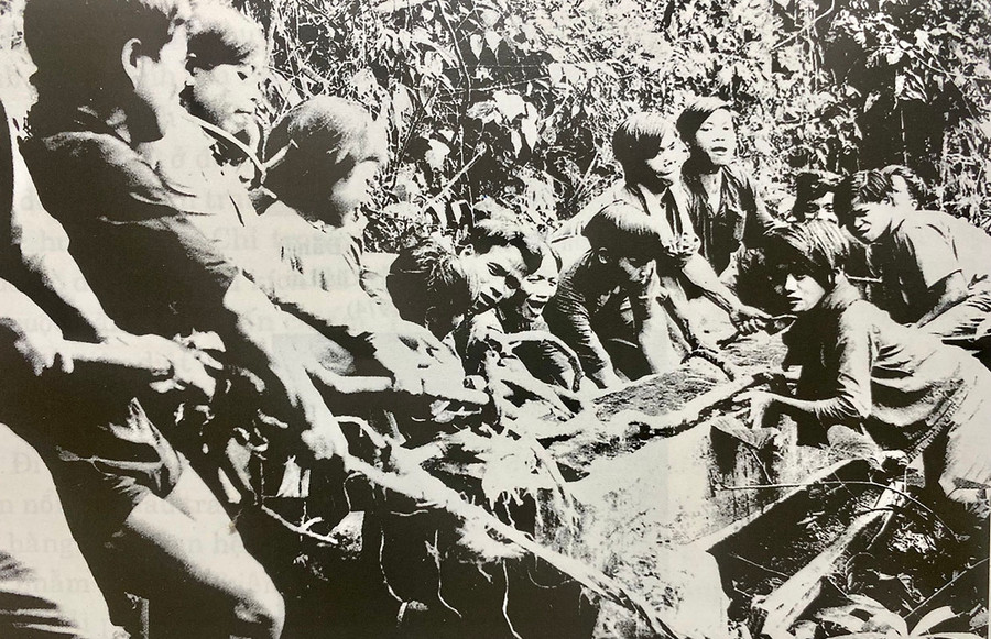 Bộ đội và Nhân dân khu căn cứ tỉnh vận chuyển gỗ ra miền Bắc để xây lăng Chủ tịch Hồ Chí Minh. Ảnh tư liệu Bộ đội và Nhân dân khu căn cứ tỉnh vận chuyển gỗ ra miền Bắc để xây lăng Chủ tịch Hồ Chí Minh. Ảnh tư liệu