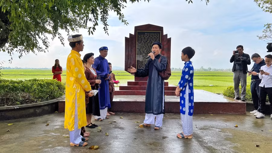 Các diễn viên của "làng cá gỗ" Quỳnh Đôi, xã Quỳnh Đô, huyện Quỳnh Lưu, tỉnh Nghệ An diễn tiểu phẩm lịch sử. (Ảnh: Mai Mai/Vietnam+)