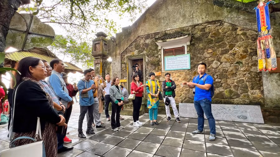 Du khách tham quan chùa Hương Tích, xã Thiên Lộc, huyện Can Lộc, Hà Tĩnh. (Ảnh: Mai Mai/Vietnam+)