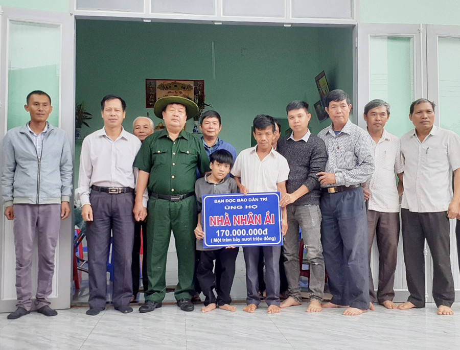 Đại diện báo Dân Trí và Hội Nạn nhân CĐDC, lãnh đạo UBND xã Ia Blang tại lễ bàn giao nhà cho gia đình anh Phan Ku. Ảnh: Hoàng Viên Đại diện báo Dân Trí và Hội Nạn nhân CĐDC, lãnh đạo UBND xã Ia Blang tại lễ bàn giao nhà cho gia đình anh Phan Ku. Ảnh: Hoàng Viên