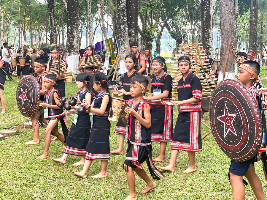 Các em thiếu niên dân tộc thiểu số tham gia lễ hội. Ảnh: Phương Duyên