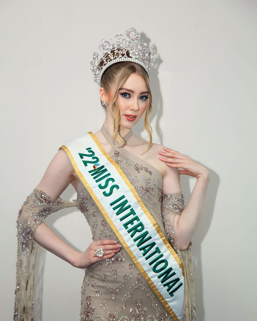 Jasmin Selberg mặc váy dạ hội đính kết lộng lẫy, cầu kỳ khoe vai trần. Nhan sắc của cô được đánh giá ngọt ngào, duyên dáng. Sau nửa nhiệm kỳ im ắng, thời gian gần đây mỹ nhân Đức hoạt động sôi nổi hơn. Cô tham gia nhiều sự kiện, đi công tác ở nhiều nơi trên thế giới.