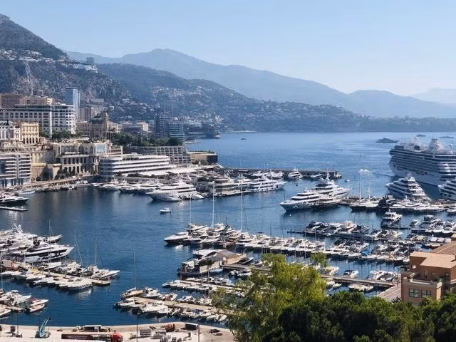 Du thuyền lớn nhỏ dập dìu ở đất nước Monaco