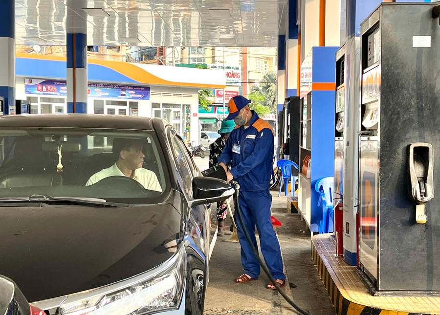 Giá xăng điều chỉnh giảm từ chiều nay. Ảnh: Phương Vi