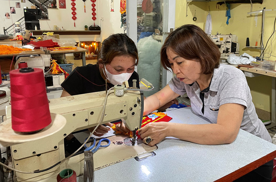 Bà Võ Thị Thu Hà (bìa phải) tỉ mỉ hướng dẫn chị H'Blanh từng đường may. Ảnh: P.D Bà Võ Thị Thu Hà (bìa phải) tỉ mỉ hướng dẫn chị H'Blanh từng đường may. Ảnh: P.D