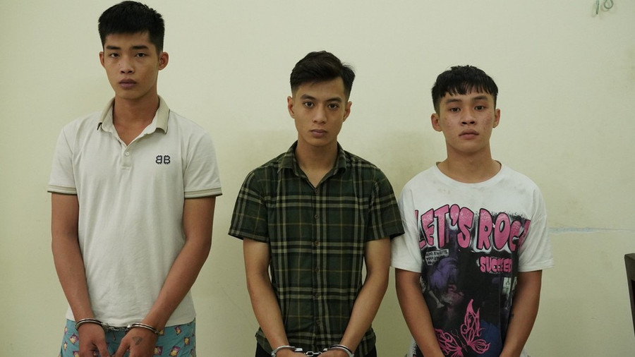 Nhóm đối tượng gồm: Kiệt - Huy - Việt (từ trái qua phải) tại cơ quan công an Nhóm đối tượng gồm: Kiệt - Huy - Việt (từ trái qua phải) tại cơ quan công an