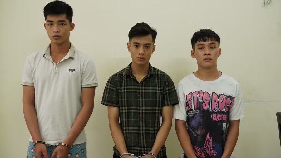 Nhóm đối tượng gồm: Kiệt - Huy - Việt (từ trái qua phải) tại cơ quan công an