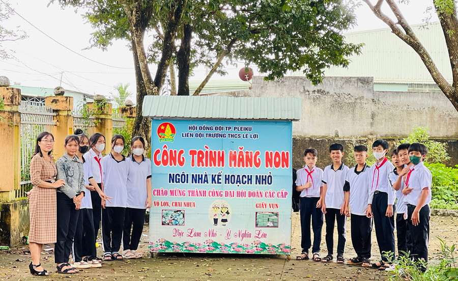 Cô Nguyễn Thị Huệ cùng các thành viên Đội xung kích bảo vệ môi trường. Ảnh: Mai Ka