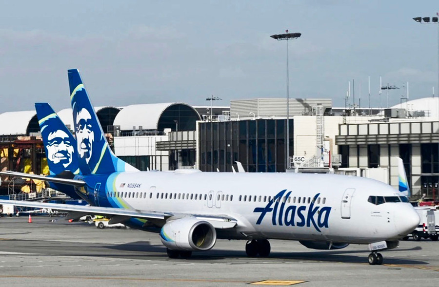 Máy bay của Alaska Airlines tại Sân bay Quốc tế Los Angeles, bang California (Mỹ). Ảnh: AFP/TTXVN